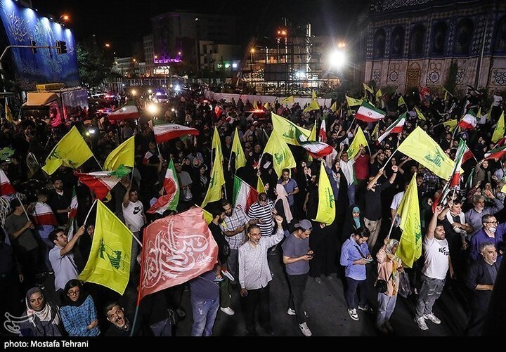 تقرير مصور/ خروج حشود جماهيرية بطهران فرحيين بقصف الكيان الصهيوني الغاصب