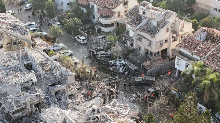 تقرير مصور/ دمار كبير بفعل صواريخ إيرانية في تل أبيب