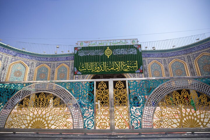 تقرير مصور/ تعليق اللافتة الرئيسة لأسبوع الإمامة الدولي الثالث في باب قبلة مرقد أبي الفضل العباس (ع)