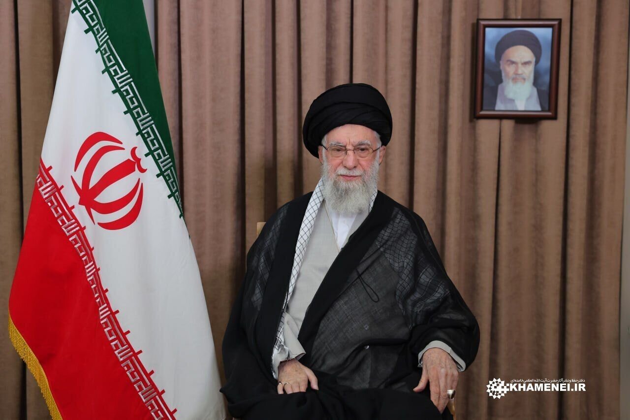 ہماری مسلح افواج رذیل صہیونی ریاست کو تباہ و برباد کر دیں گی؛ عوام ان کی پشت پر کھڑے ہيں، امام خامنہ ای + ویڈیو ہماری مسلح افواج رذیل صہیونی ریاست کو تباہ و برباد کر دیں گی؛ عوام ان کی پشت پر کھڑے ہيں، امام خامنہ ای + ویڈیو