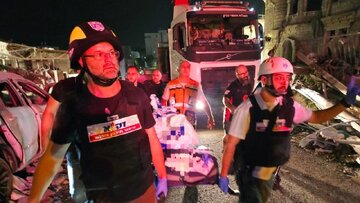 "9 kes mirin û nêzîkî 195 kes brîndar bûn di êrîşên mûşekî yên Îranê li başûrê Tel Avîvê de / Gelek siyonîst di bin xirabeyên avahiyan de ne."