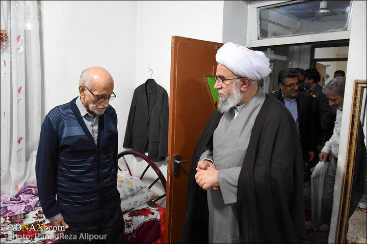 Photos: Ayatollah Ramezani meet with family of martyr Sayyed Hossein Mousavi