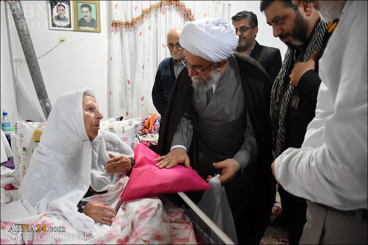 Photos: Ayatollah Ramezani meet with family of martyr Sayyed Hossein Mousavi