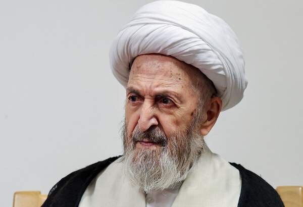 Grand Ayatollah Sobhani: It is a duty to stand firm against deceitful enemy