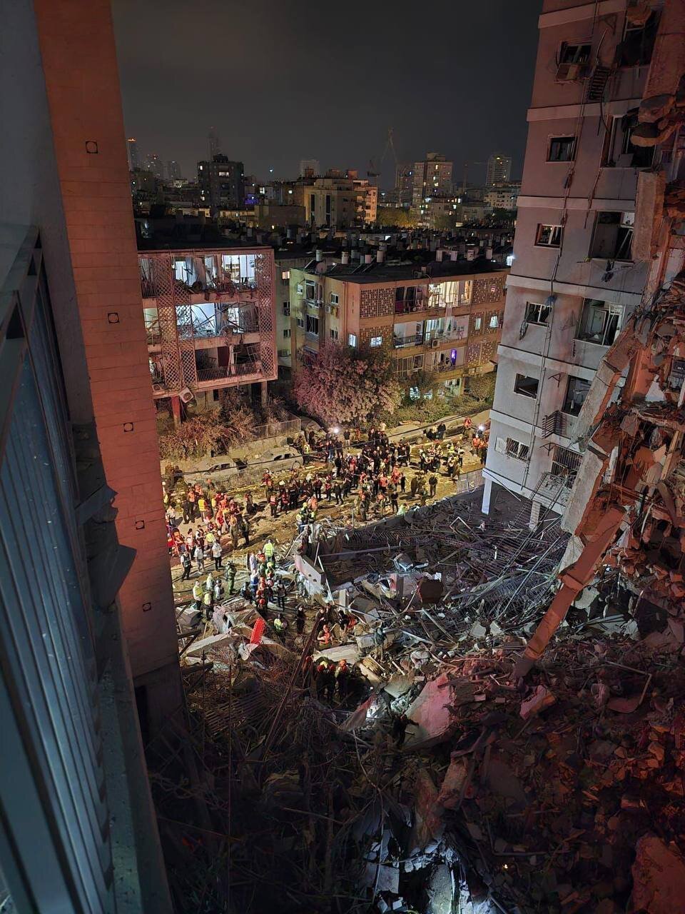 "9 kes mirin û nêzîkî 195 kes brîndar bûn di êrîşên mûşekî yên Îranê li başûrê Tel Avîvê de / Gelek siyonîst di bin xirabeyên avahiyan de ne."
