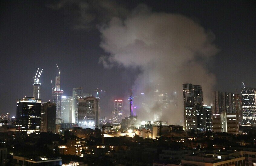 صور توثق حجم الدمار الذي خلفته الصواريخ الإيرانية في "ريشون لتسيون" جنوب تل أبيب