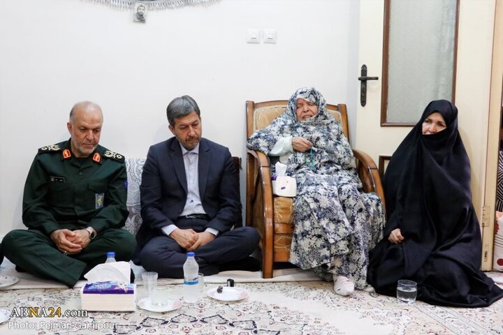 Photos: Isfahan's administrators attend home of Martyr General Mehdi Rabbani's father