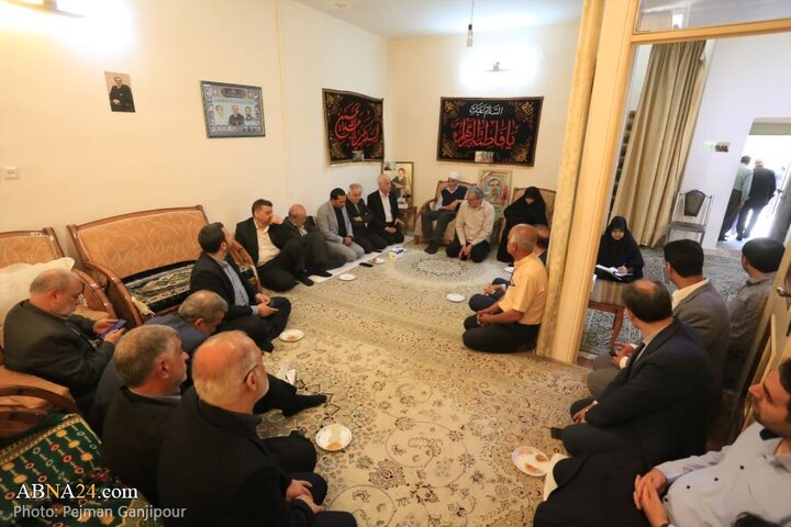Photos: Isfahan's administrators attend home of Martyr General Mehdi Rabbani's father