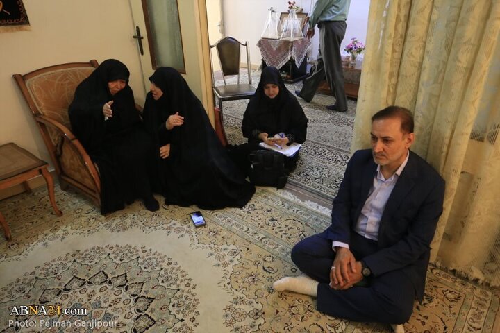Photos: Isfahan's administrators attend home of Martyr General Mehdi Rabbani's father