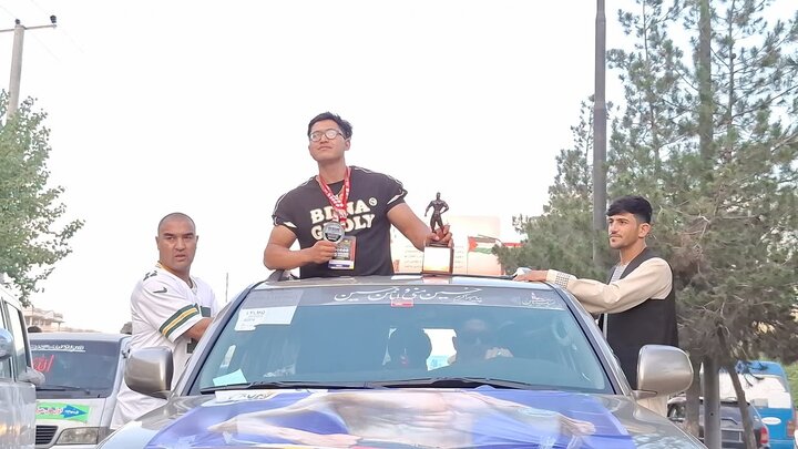 استقبال باشکوه از نایب‌قهرمان افغانستان در مسابقات زیبایی‌اندام جنوب آسیا در کابل