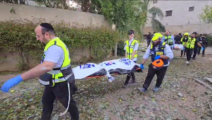 فيديو | انتشال جثث الصهاينة الارهابيين من تحت الأنقاض أثر الهجمات الايرانية