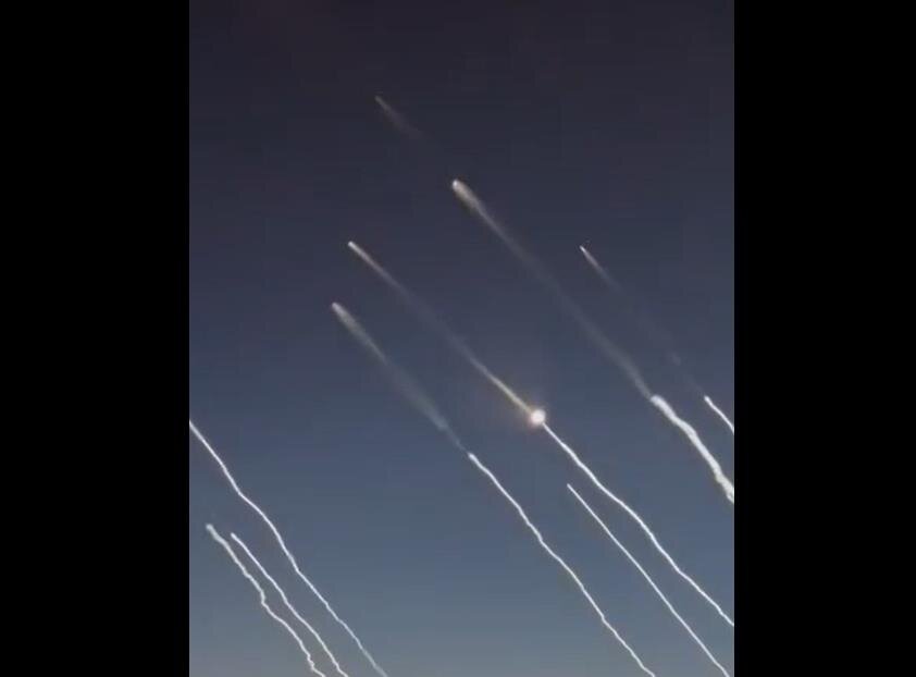 فيديو | صواريخ باليستية إيرانية شوهدت من قمرة قيادة طائرة ركاب فوق دبي