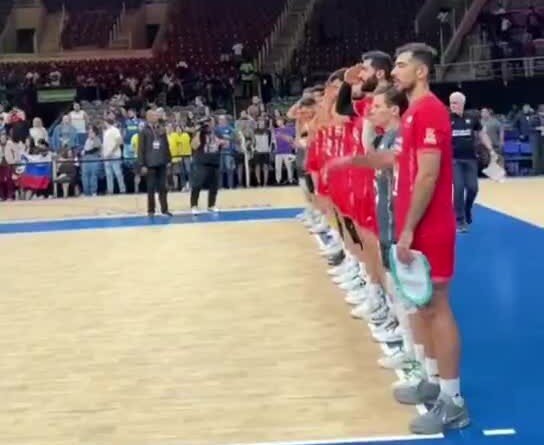 ویدیو | احترام نظامی والیبالیست‌های ایرانی به پرچم ایران در لیگ ملت‌ها