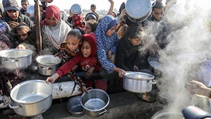 গাজায় ক্ষুধার্ত ফিলিস্তিনিদের ওপর হামলা, নিহত ৫৯