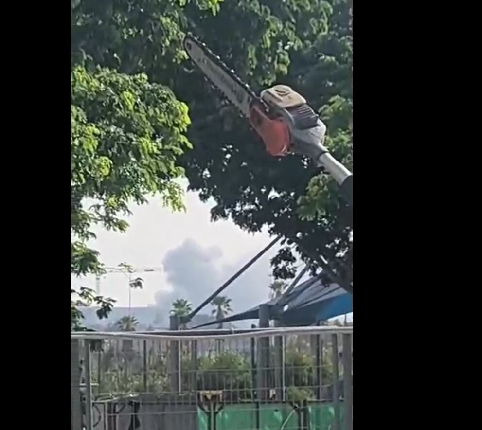 Video: Widespread fires erupt following Iranian missile explosions in heart of Tel Aviv