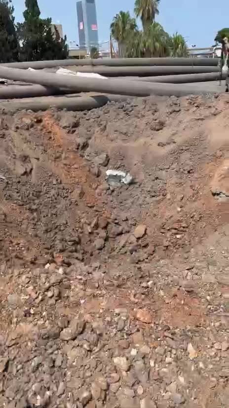 برجای ماندن حفره بزرگ در «هرتزلیا» بعد از اصابت موشک ایرانی