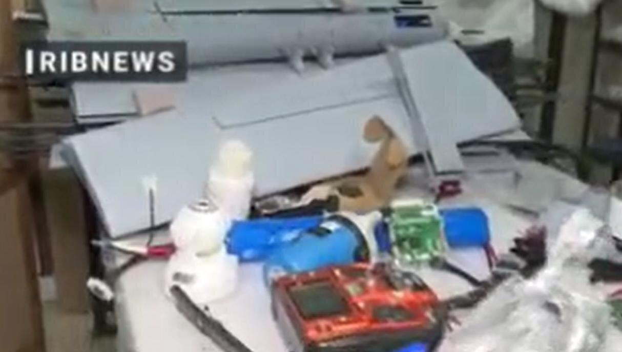 فيديو | قوات الأمن الإيرانية تضبط ورشة تصنيع مسيرات انتحارية في "ري" جنوب طهران