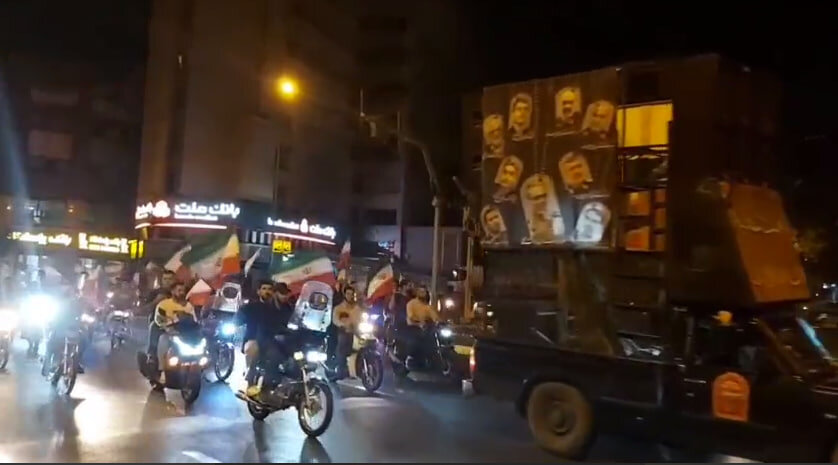 فيديو | مسيرة مركبات في العاصمة الإيرانية طهران؛ دعماً للقوات المسلحة الإيرانية