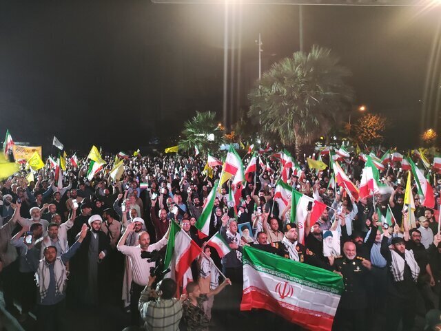 حضور پرشور مردم در خیابان‌های تهران برای حمایت از سربازان وطن