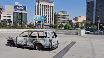 Ambulância Atacada por Israel é Exibida na Praça 7 Tir em Teerã