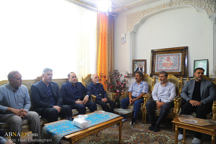 Rapora Wêneyan:Dîtin ligel malbata Şehîden zanistvanên hêzeya nukleer ji terafen rejîma sihyonistî hatibon Şehîd kirin Emîr Huseyin Feqîhî li bajare Qumê.