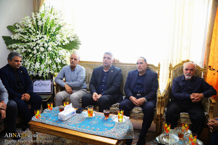 Rapora Wêneyan:Dîtin ligel malbata Şehîden zanistvanên hêzeya nukleer ji terafen rejîma sihyonistî hatibon Şehîd kirin Emîr Huseyin Feqîhî li bajare Qumê.