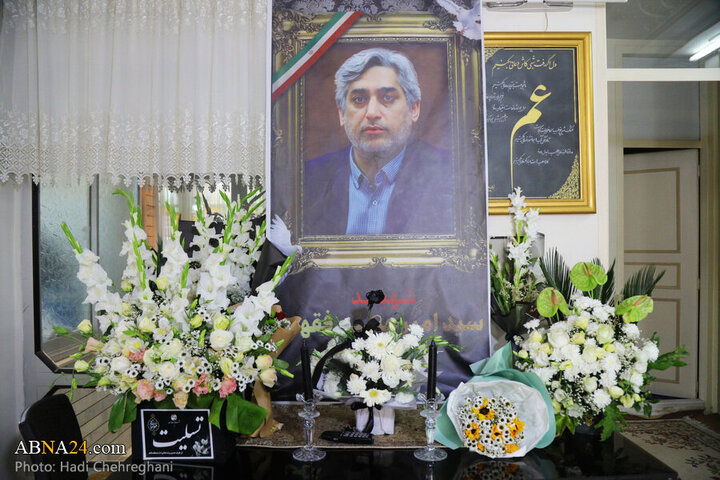 Rapora Wêneyan:Dîtin ligel malbata Şehîden zanistvanên hêzeya nukleer ji terafen rejîma sihyonistî hatibon Şehîd kirin Emîr Huseyin Feqîhî li bajare Qumê.