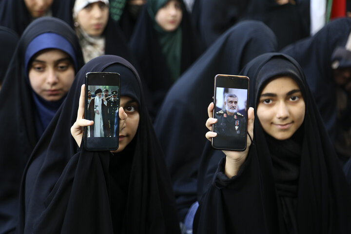 گزارش تصویری |  حمایت نوجوانان فاطمی از نیروهای مسلح کشور در حرم بانوی کرامت