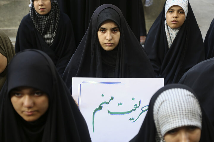 گزارش تصویری |  حمایت نوجوانان فاطمی از نیروهای مسلح کشور در حرم بانوی کرامت