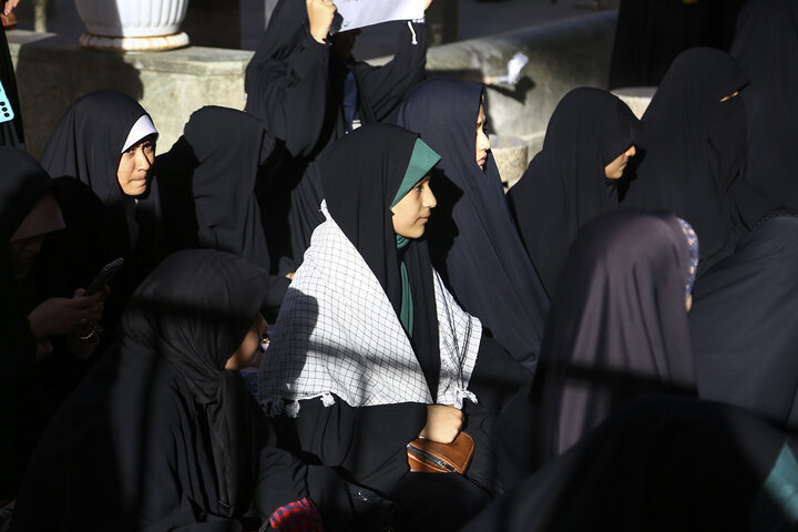 گزارش تصویری |  حمایت نوجوانان فاطمی از نیروهای مسلح کشور در حرم بانوی کرامت