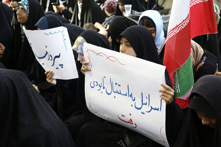 گزارش تصویری |  حمایت نوجوانان فاطمی از نیروهای مسلح کشور در حرم بانوی کرامت