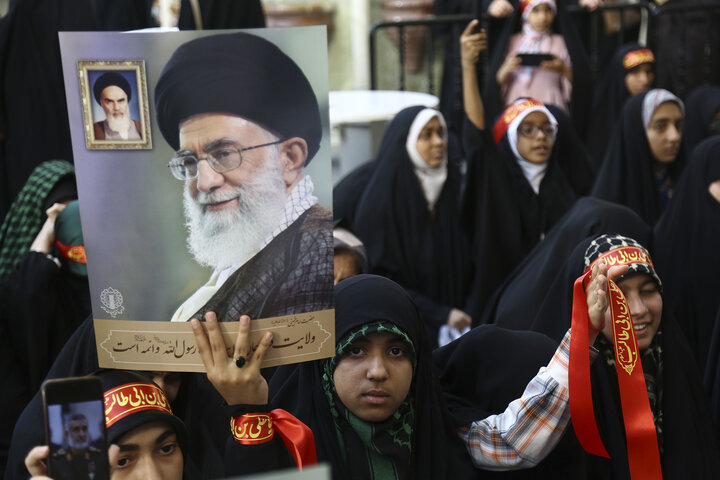 گزارش تصویری |  حمایت نوجوانان فاطمی از نیروهای مسلح کشور در حرم بانوی کرامت