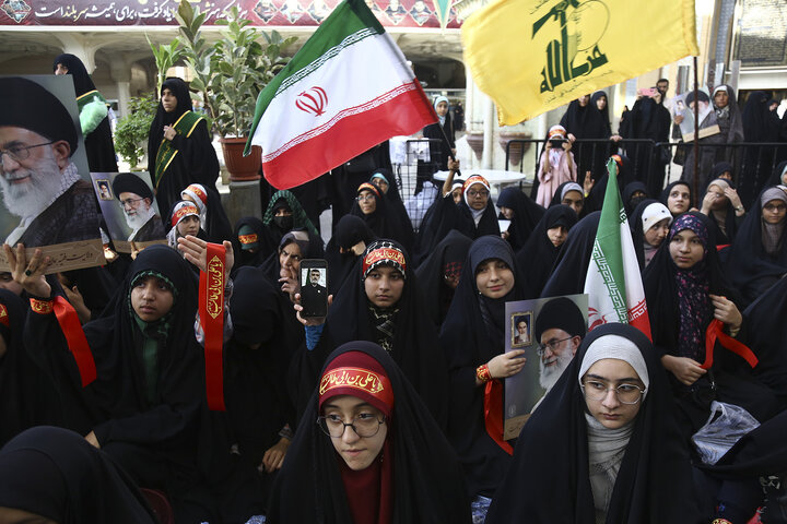 گزارش تصویری |  حمایت نوجوانان فاطمی از نیروهای مسلح کشور در حرم بانوی کرامت