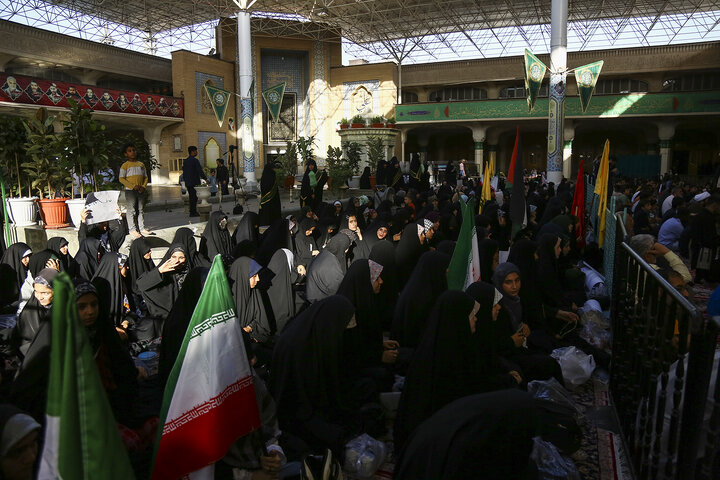 گزارش تصویری |  حمایت نوجوانان فاطمی از نیروهای مسلح کشور در حرم بانوی کرامت