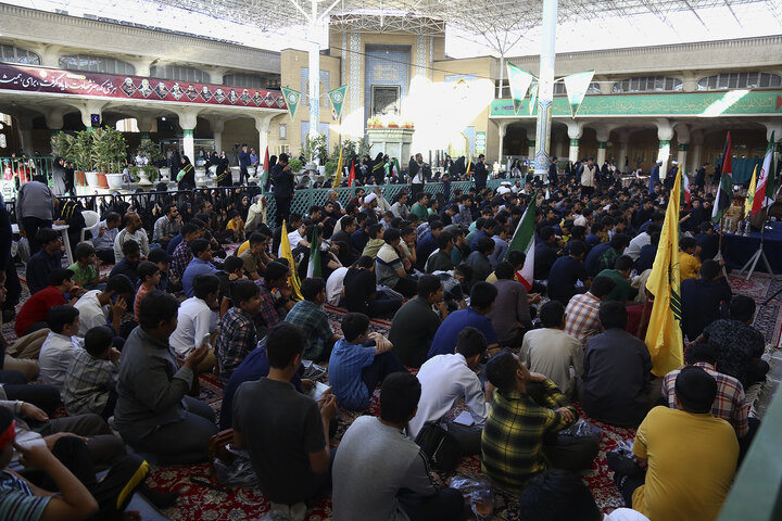 گزارش تصویری |  حمایت نوجوانان فاطمی از نیروهای مسلح کشور در حرم بانوی کرامت