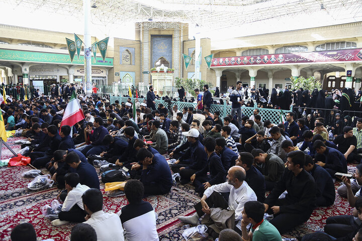 گزارش تصویری |  حمایت نوجوانان فاطمی از نیروهای مسلح کشور در حرم بانوی کرامت