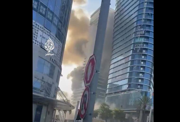 فيديو | لحظة إصابة صواريخ إيرانية في قلب تل أبيب