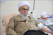 تقرير مصور/ حضور آية الله رمضاني في مركز التبرع بالدم في قم