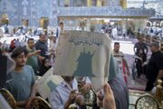 تقرير مصور/ تقديم الحلوى للزائرين بذكرى يوم المباهلة في مرقد أبي الفضل العباس (ع)