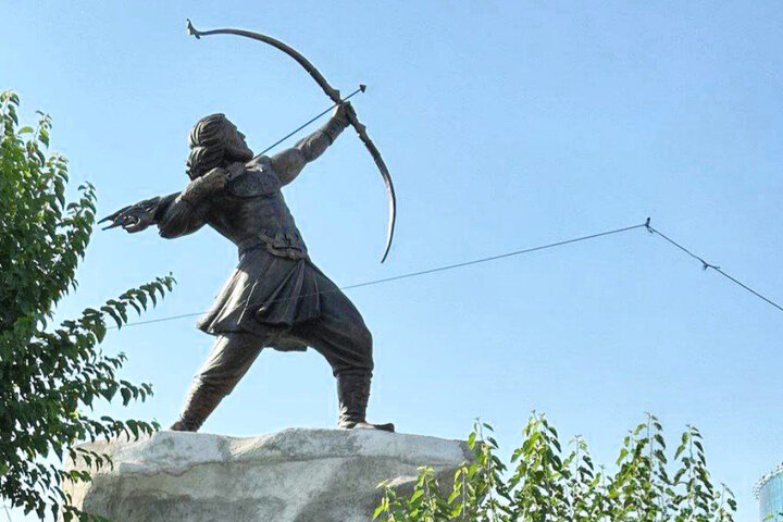 رونمایی متفاوت مجسمه آرش در میدان ونک