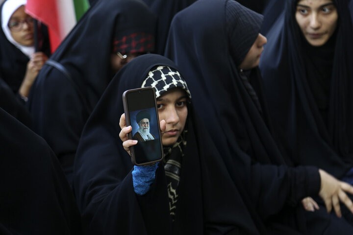 Photos: Fatemi teens support Iran's armed forces