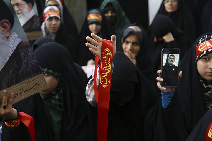 Photos: Fatemi teens support Iran's armed forces