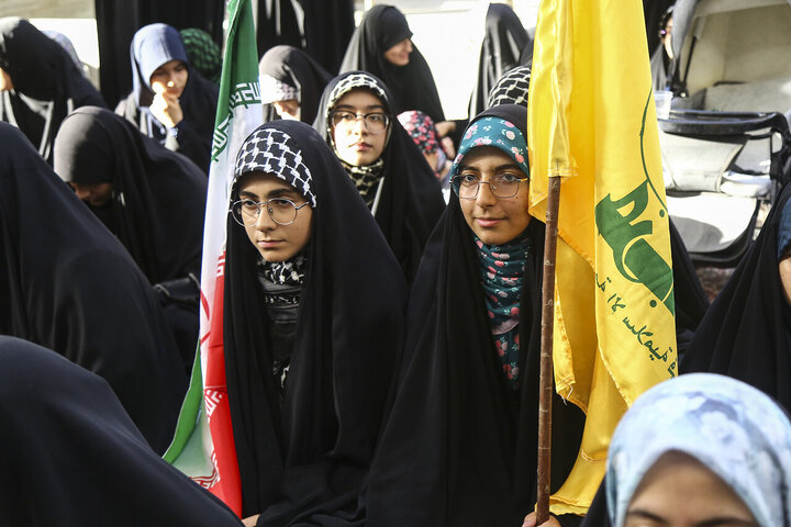 Photos: Fatemi teens support Iran's armed forces