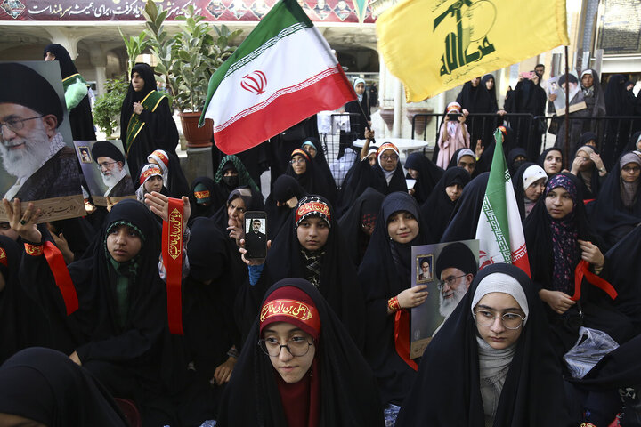 Photos: Fatemi teens support Iran's armed forces