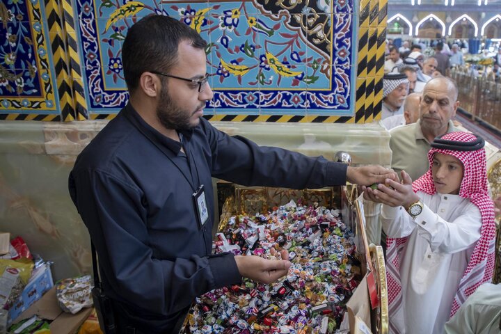 تقديم الحلوى للزائرين بذكرى يوم المباهلة في مرقد أبي الفضل العباس (ع)