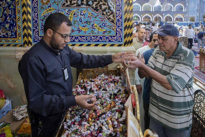 تقديم الحلوى للزائرين بذكرى يوم المباهلة في مرقد أبي الفضل العباس (ع)