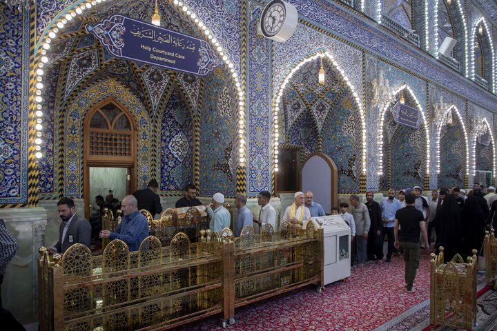 تقديم الحلوى للزائرين بذكرى يوم المباهلة في مرقد أبي الفضل العباس (ع)