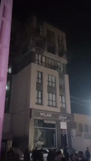 Ataque do Regime Sionista a um Edifício Residencial em Qom: Morte de um Adolescente de 16 Anos