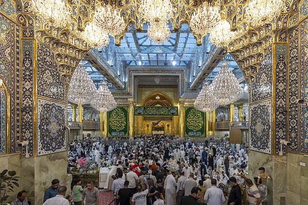 Visitors revive Thurday night at shrine of Aba al-Fadl al-Abbas (+Photos)