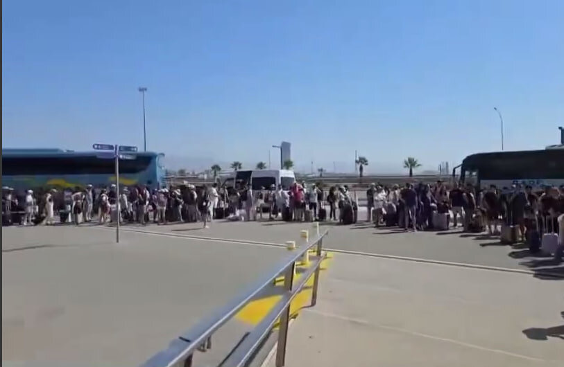 فيديو | الآلاف من المستوطنين يفرّون عبر المنافذ البرية خوفاً من الصواريخ الإيرانية